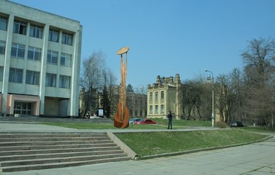 В Киеве откроют памятник с солнечной батареей  