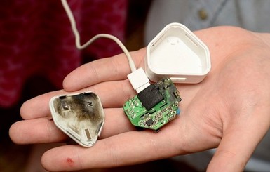 iPad взорвался в руках у мужчины: его отбросило в другой конец комнаты