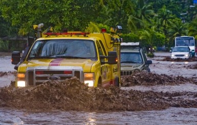 Известному  Лос-Кабос угрожает шторм: людей срочно эвакуируют