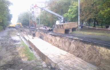 Чтобы объехать ремонт, водители летают по клумбам и детским площадкам