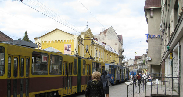 Город в пробках: на проблемных перекрестках в час пик выставляют регулировщиков