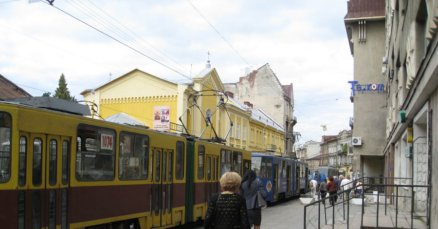 Город в пробках: на проблемных перекрестках в час пик выставляют регулировщиков