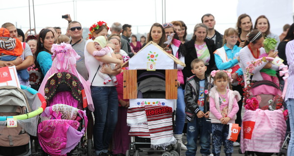 На параде колясок в Днепропетровске были самолет, паровоз и украинская хата