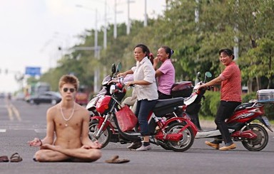 Голый россиянин устроил медитацию посреди дороги в Китае