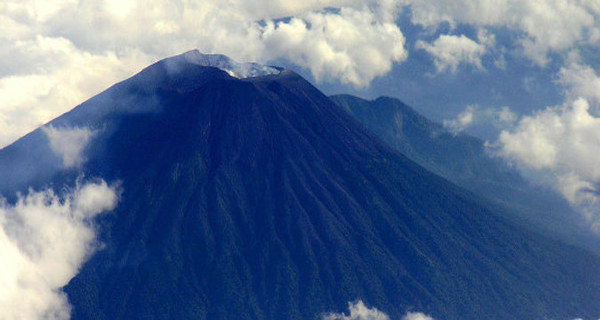 В Индонезии эвакуировали более 15 тысяч человек, проживающих около 