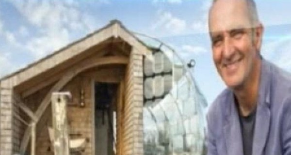 Дизайнер из Британии поселился в доме из мусора