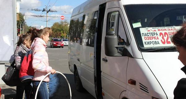 В школах заставляют оформлять ученические билеты