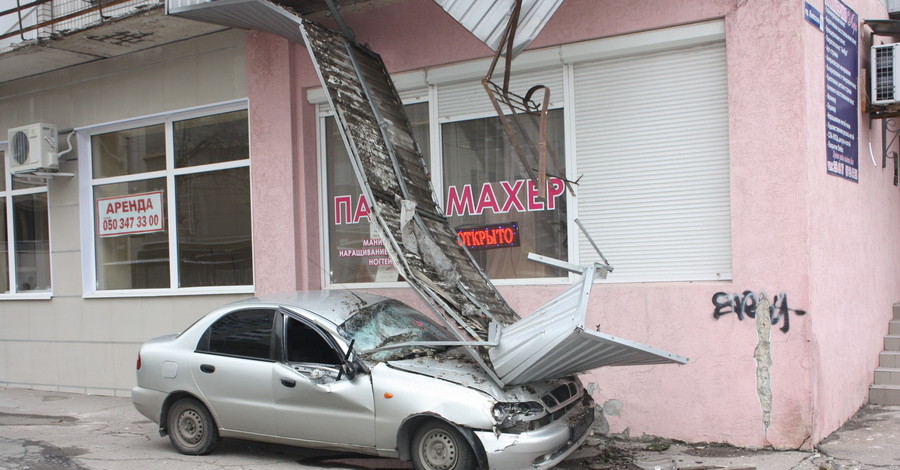 В Донецке на машину упал балкон