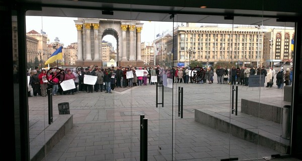 Активисты пикетировали посольство Великобритании против махинаций британских владельцев ТРЦ 