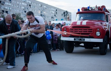 Богатыри в Энергодаре тягали пожарные машины