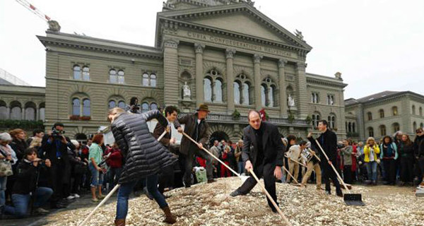 На площади в Берне разбросали 15 тонн пятисантимовых монет