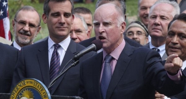 Новый губернатор Калифорнии разрешил продавать в штате оружие