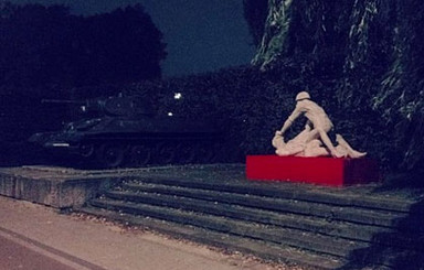 Памятник советскому солдату-насильнику демонтировали