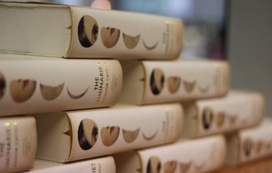 Элеонора Каттон получила Букеровскую премию за роман 