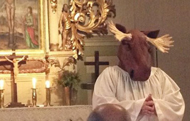 В Швеции священник вышла на проповедь в костюме лося