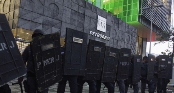 В Бразилии месторождение нефти отдали иностранцам: местные жители устроили акцию протеста