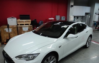 Первый электромобиль Tesla в Украине купил безработный житель Донецка