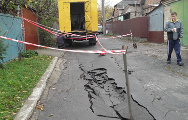 В Киеве новая коммунальная авария, просел асфальт