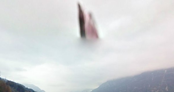 Над швейцарским шоссе заметили Иисуса и Деву Марию