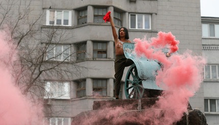 Голая активистка FEMEN