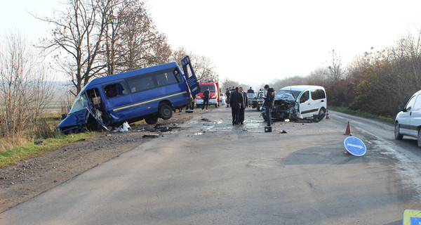 В аварии пострадали семь человек