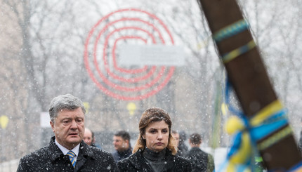 Фото: Петр Порошенко с женой почтили память Героев Небесной Сотни в Киеве