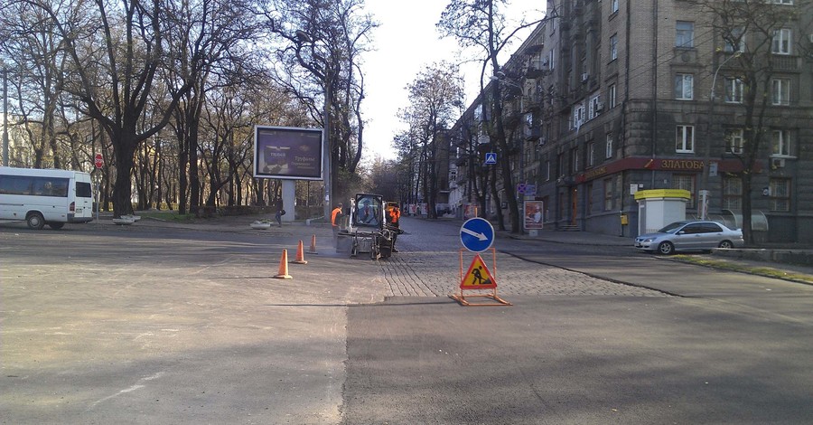 Старинную брусчатку на проспекте Карла Маркса покрыли асфальтом