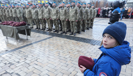 Фоторепортаж: На Михайловской площади поздравили воинов-десантников и отменил голубые береты 