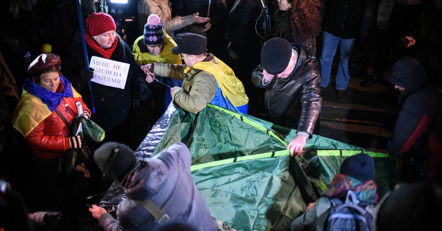 На Майдане в день годовщины Революции достоинства  установили палатки
