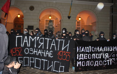 По центру Львова прошли митингующие в белых масках