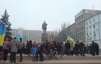 Над Донецким евромайданом  развеваются флаги Украины, ЕС и Германии.