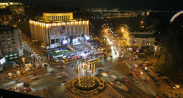 Евромайдан забит людьми: движение перекрыто