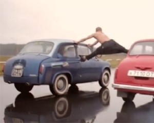 Житель Беларуси ответил ван Дамму, сев на шпагат между едущими 