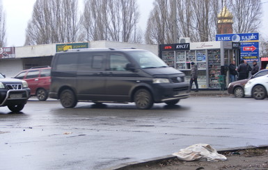 На месте вчерашнего расстрела инкассаторов лужа крови