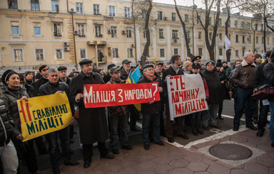 Митинг у здания одесского МВД: свободный микрофон и молитвы священников