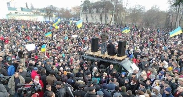 На Михайловской площади продолжается митинг