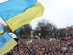 Участники митинга поймали провокаторов, разбивших окна в Киевраде