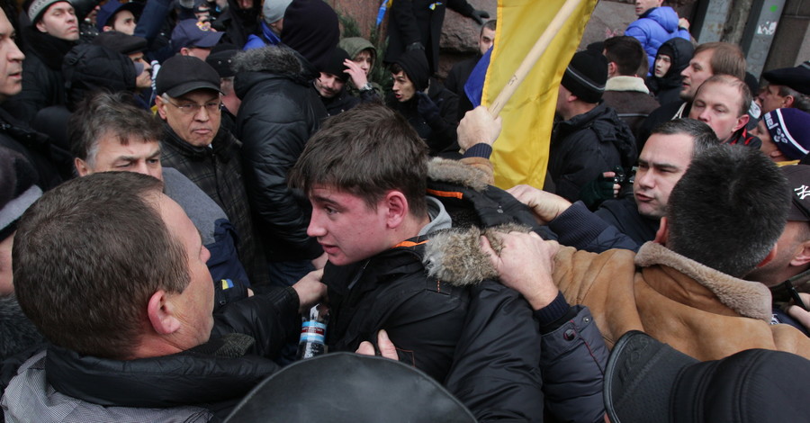 На Банковой митингующие атакуют 