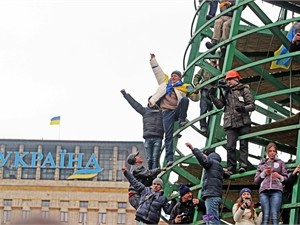 На Майдане строят шалаш из остатков новогодней елки