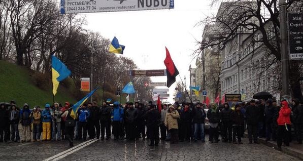 Митингующие перекрыли движение на Крещатике