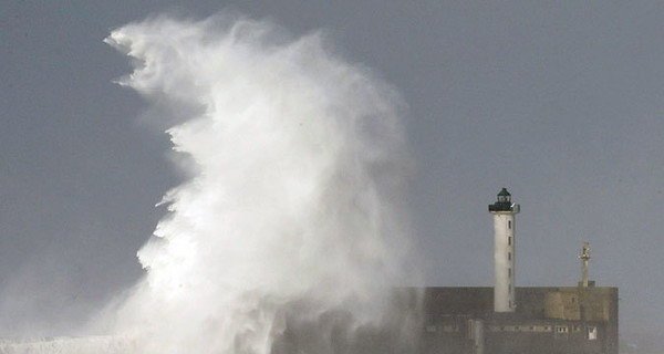 Из-за сильного шторма в Голландии остановили поезда