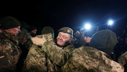 Порошенко встретил освобожденных военных