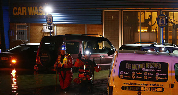 Более 10 тысяч человек эвакуированы в Великобритании из-за угрозы наводнений