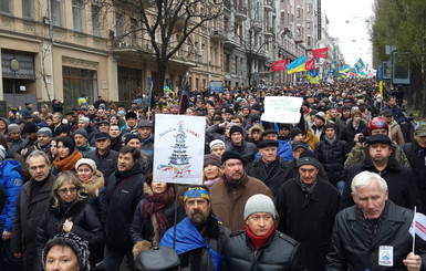 Митингующие собирают у Администрации президента  брусчатку в мусорные баки