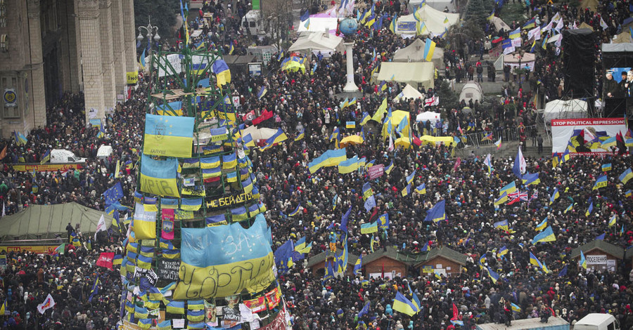  Митингующие цепляют флаги Украины  на удочки