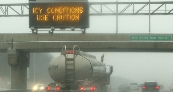 Из-за гололеда в США столкнулись полсотни машин, есть жертвы