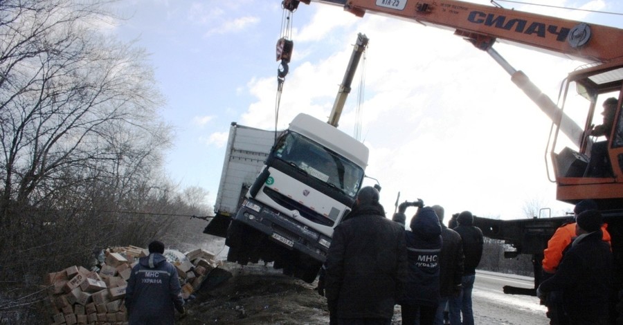 В Запорожской области многотонная фура вылетела в кювет и перевернулась 