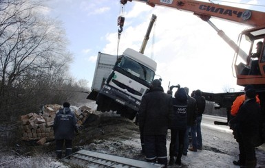 В Запорожской области многотонная фура вылетела в кювет и перевернулась 