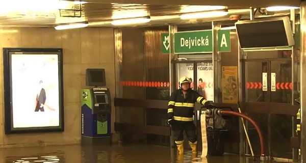 Метро в Праге ушло под воду