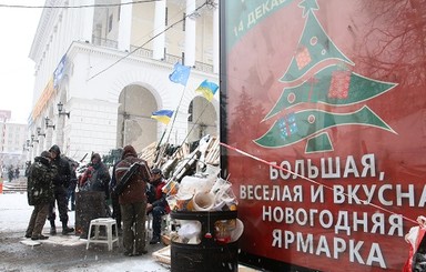 Митингующие записываются в 